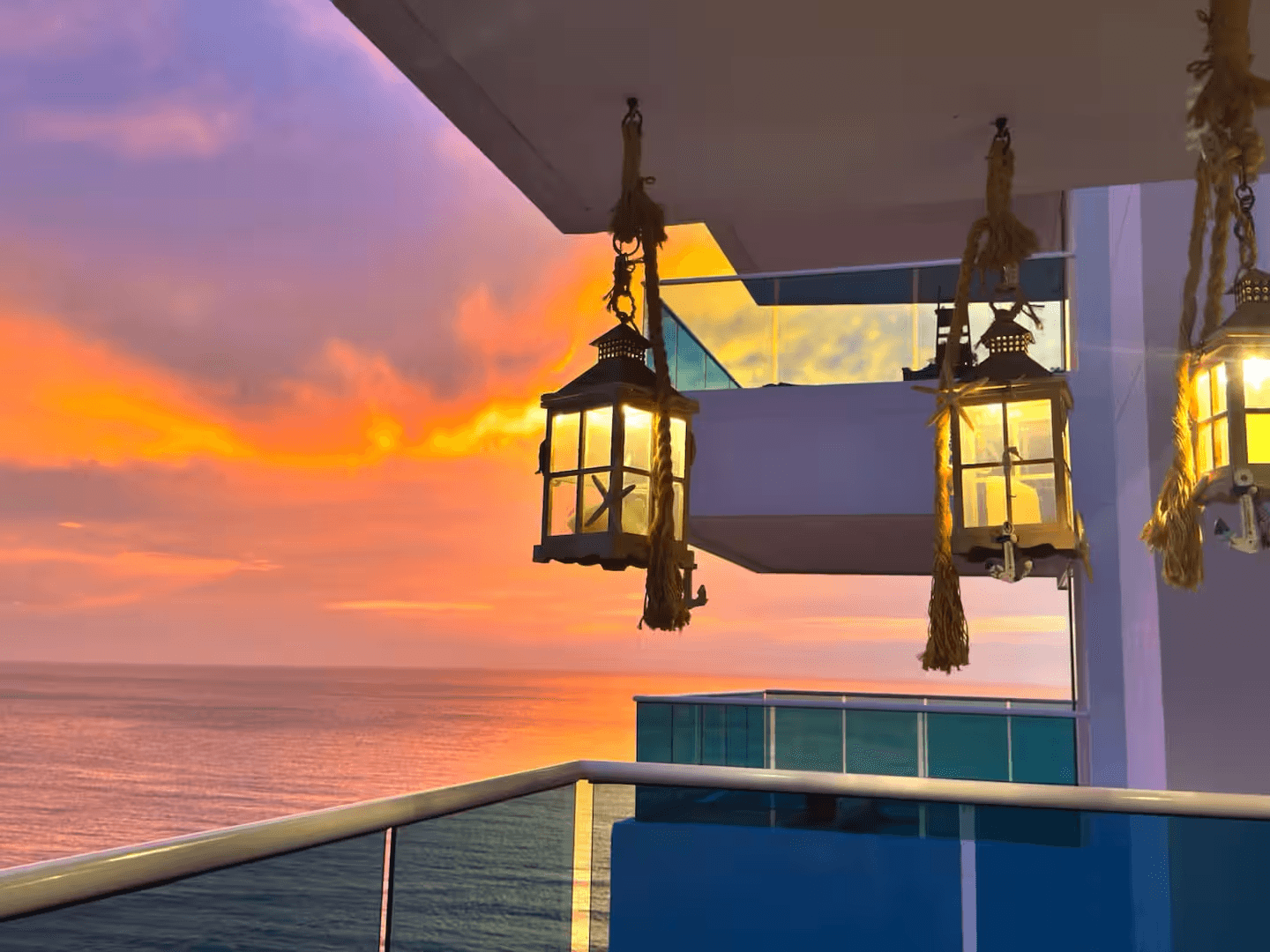 Farol encendido al atardecer en Santa Marta