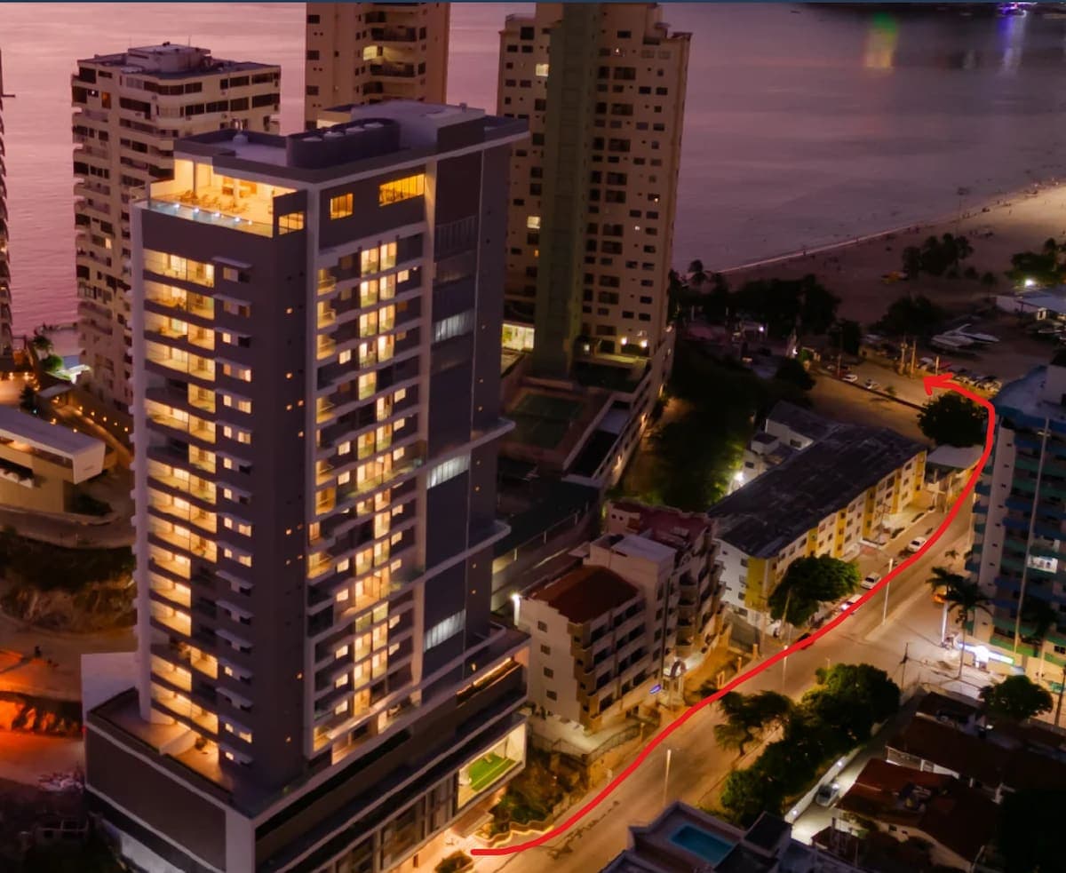 Edificio con puerta a la Avenidad Tamacá, realmente cerca (150 metros) a la entrada sur de la Playa del Rodadero. Zona tranquila donde podras descansar sin ruido.